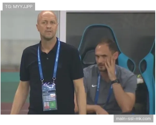 弗罗西诺内门将上演神奇三连扑,力保球门不失 弗罗西诺内门将上演神奇三连扑,力保球门不失